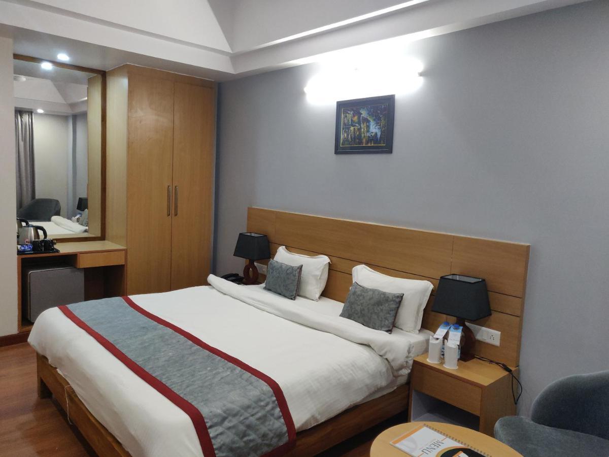 Hotel Sarvin Лакхнау Экстерьер фото