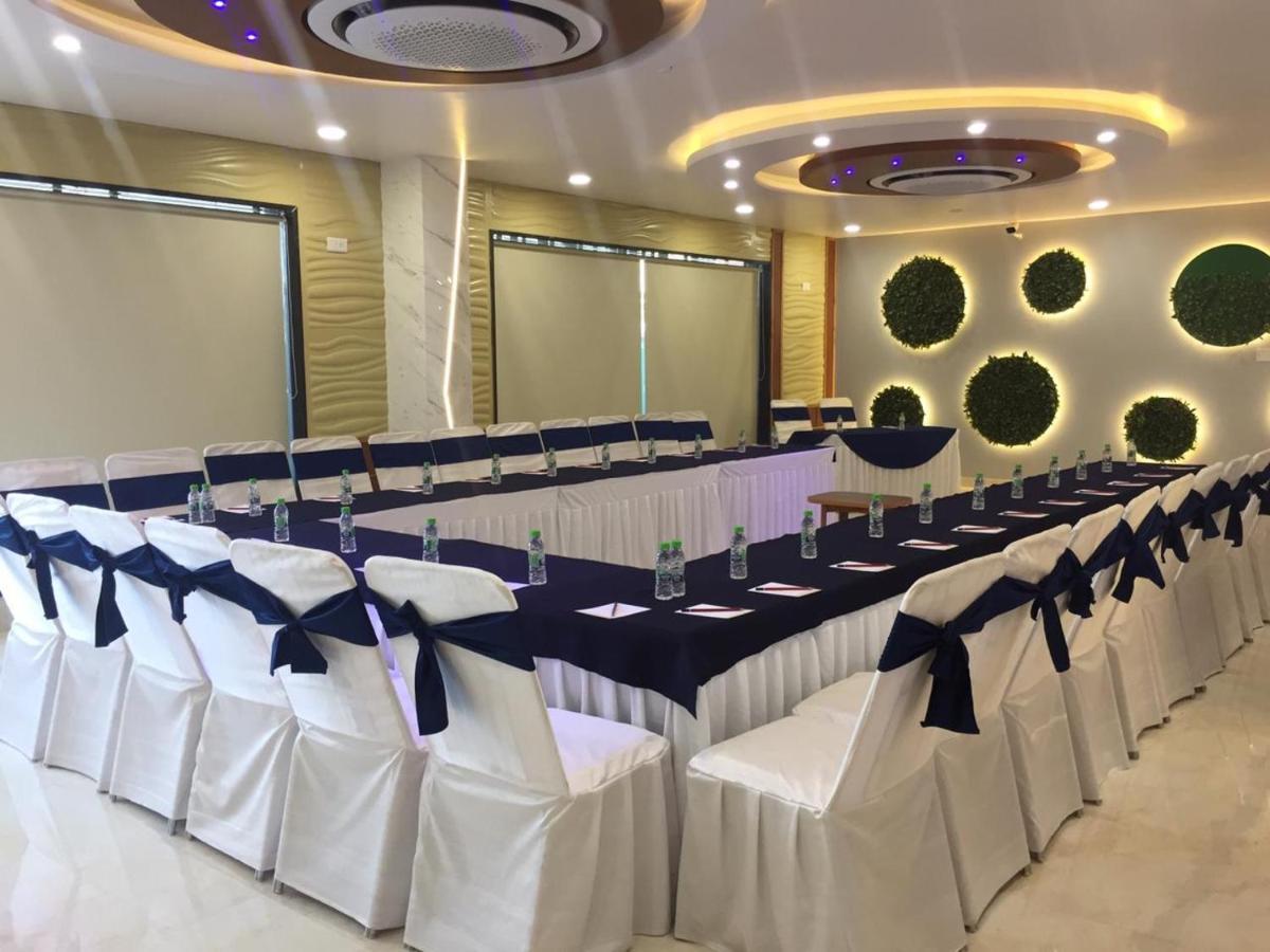 Hotel Sarvin Лакхнау Экстерьер фото