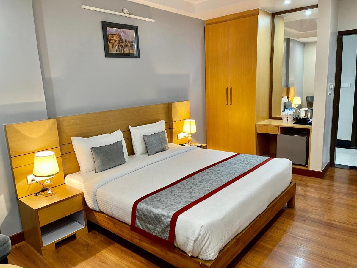 Hotel Sarvin Лакхнау Экстерьер фото